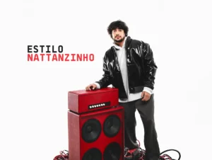 Imagem de Nattanzinho exibindo seu estilo moderno ao lado de um amplificador vermelho, representando a influência da música urbana.