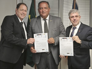 Paulo Rosa (Pro-Música), Senador Eduardo Gomes e Sydney Shanches (Instituto dos Advogados Brasileiros - IAB) - entrega de carta pela regulamentação da inteligência artificial