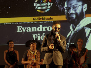 Evandro Fióti é homenageado no Humanity Summit (Crédito: Aline Fonseca)
