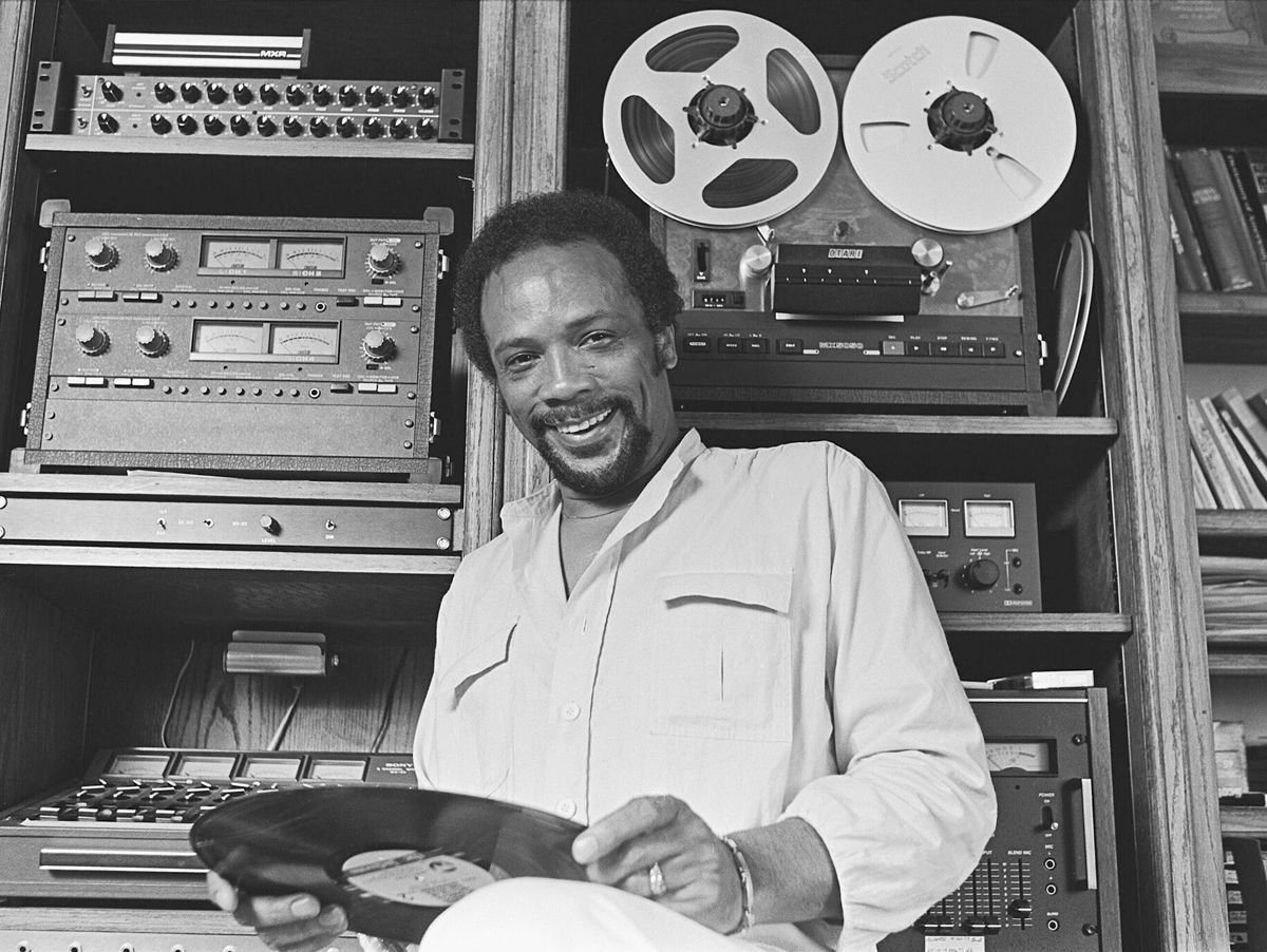 Quincy Jones em seu estúdio