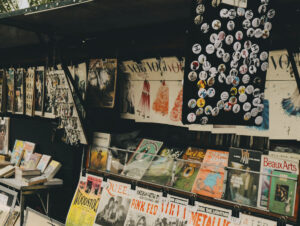 Estudo da MIDiA Research aponta que o mercado global de merchandising musical atingirá US$16,3 bilhões até 2030, mas com crescimento anual reduzido para 1,6%.