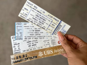 Imagem de ingressos de shows de artistas populares como Justin Bieber e Harry Styles, destacando eventos musicais grandiosos e memoráveis. Eventim fraudes
