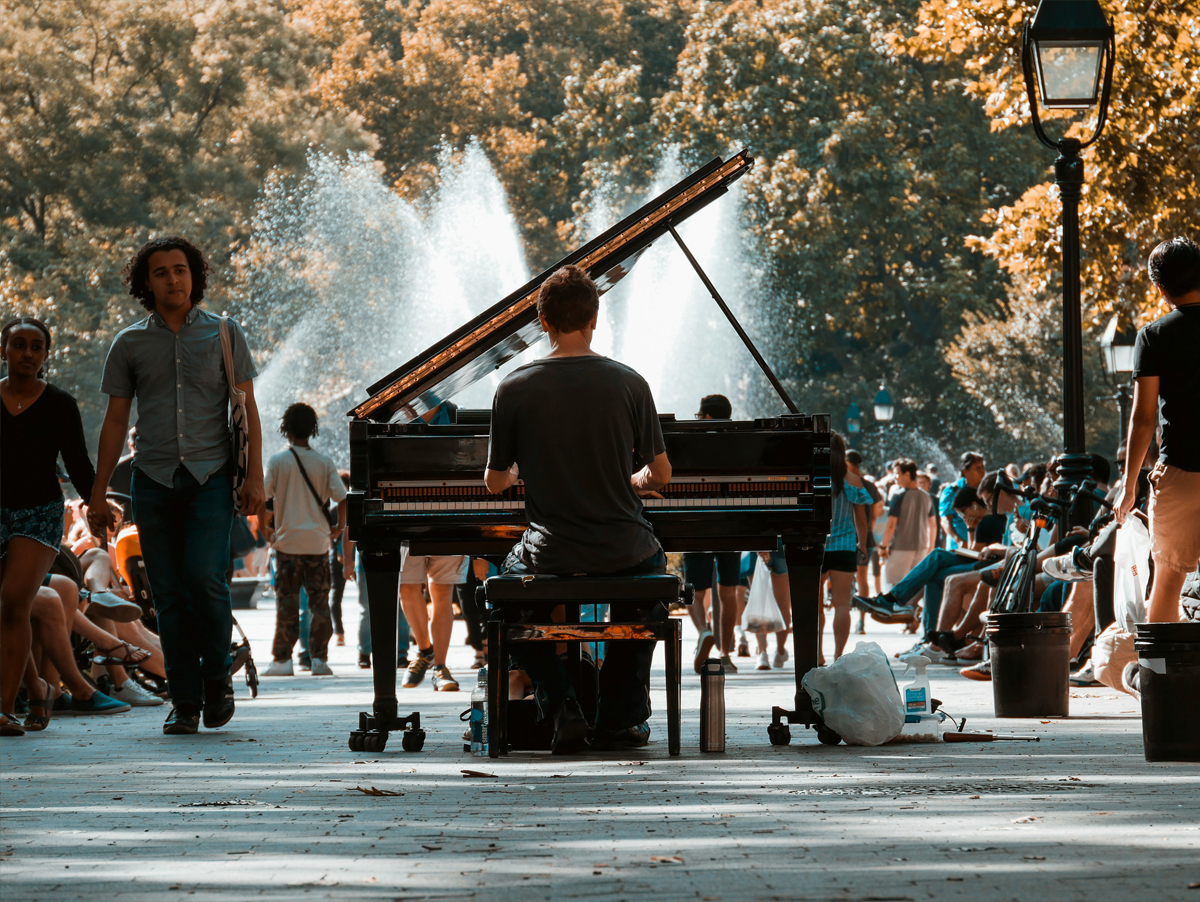 Músico e artista independente toca na rua