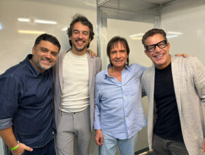 Roberto Carlos assina contrato de gestão comercial com a Musickeria