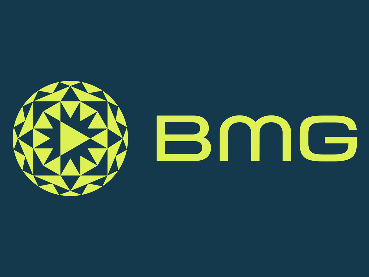 Logotipo da BMG, uma empresa de entretenimento e música, destacando um design moderno em amarelo e azul escuro, ideal para identificação em plataformas digitais.