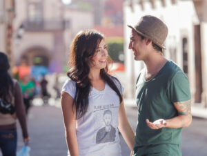 Casal conversando na rua e sorrindo - Dados da Luminate sobre o Dia de São Valentim