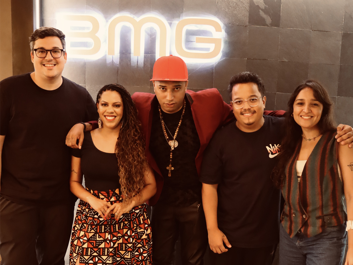 Direita para esquerda: Daniel Fernandes (BMG General Manager Brazil), Tamires Mateus (filha), Sabotinha (filho), Lan Santos (BMG A&R), Jullie Steffanine (BMG A&R) - Crédito: BMG/Divulgação Sabotage