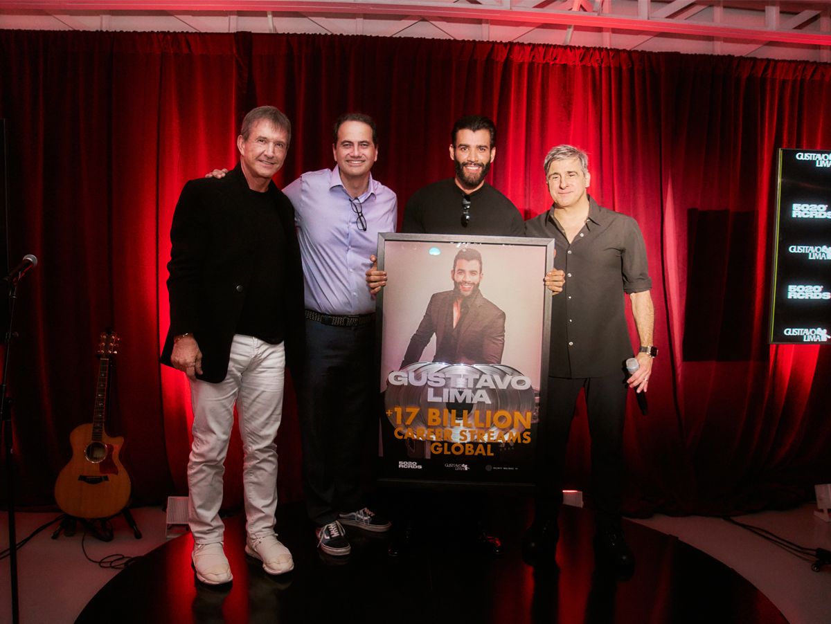 Dody Sirena, Fernando Cabral, Gusttavo Lima e Afo Verde na entrega da premiação - Crédito Gabo Bucheli