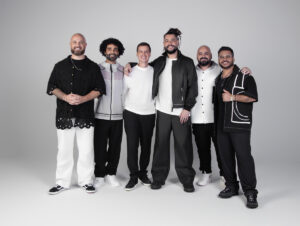 Maneva e Global Music firmam parceria - Fernando Gato (baixo), Felipe Sousa (guitarra), Lucas Giacomolli (sócio da Global Music), Tales de Polli (voz), Diego Andrade (percussão) e Fabinho Araújo (bateria) / Crédito: Pablo Grotto