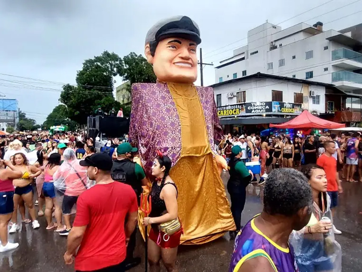 'A Banda' conta com os tradicionais bonecos que percorrem o trajeto com os foliões