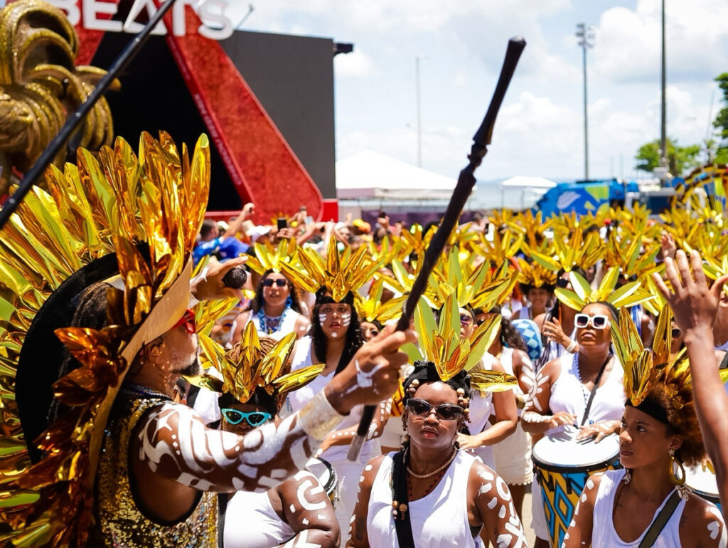 Brown celebra 30 anos de arrastão no circuito Dodô. O artista foi o primeiro a puxar um trio elétrico na Quarta-Feira de Cinzas, fechando o Carnaval de Salvador