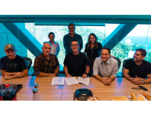 Na foto, a banda Capital Inicial, representada por Dinho Ouro Preto, Fê Lemos e Flávio Lemos; Fernando Cabral, CEO Sony Music Entertainment Brasil; Wilson Lannes, COO Sony Music Entertainment Brasil; Cristiane Simões, Vice-Presidente de Marketing & Promoção, Sony Music Entertainment Brasil; Fernanda Guttman, Gerente de Business e Legal Affairs, Sony Music Entertainment Brasil e Luiz Oscar Niemeyer, CEO da Bonus Track Crédito: Gabriel Vaz