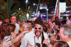 Carlinhos Brown chegou ao primeiro dia do camarote com muita energia. Foto:Azus