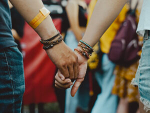 Casal em festival - Crédito Chinh De Luc