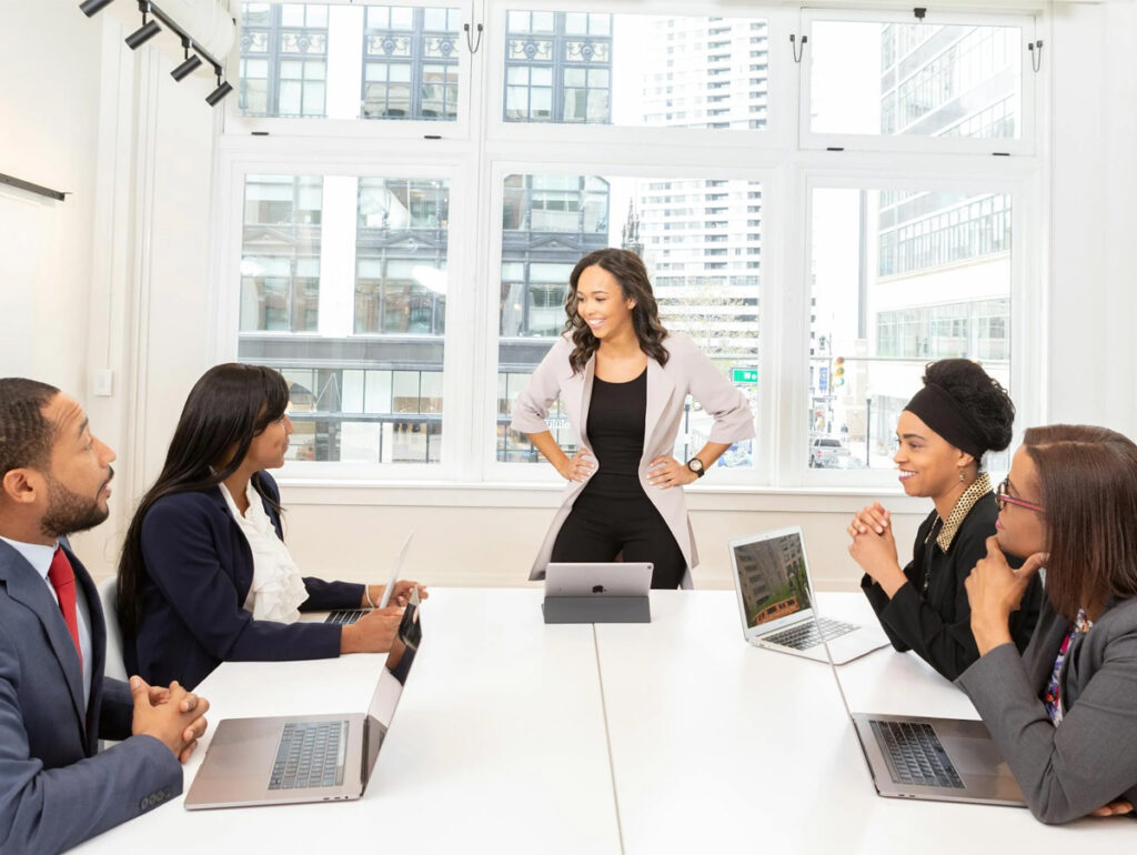 Mulheres no ambiente de trabalho (Crédito: Rebrand Cities)