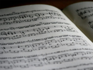 Partitura com notas musicais - estudo