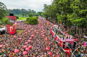 Segundo a prefeitura, 16 milhões de foliões, 2,2 milhões de copos d’água, 3,8 mil agentes de limpeza, 5.350 GCMs, 7,3 mil PMs e 23 mil câmeras estarão presentes nos dias de folia. Foto: divulgação Prefeitura.