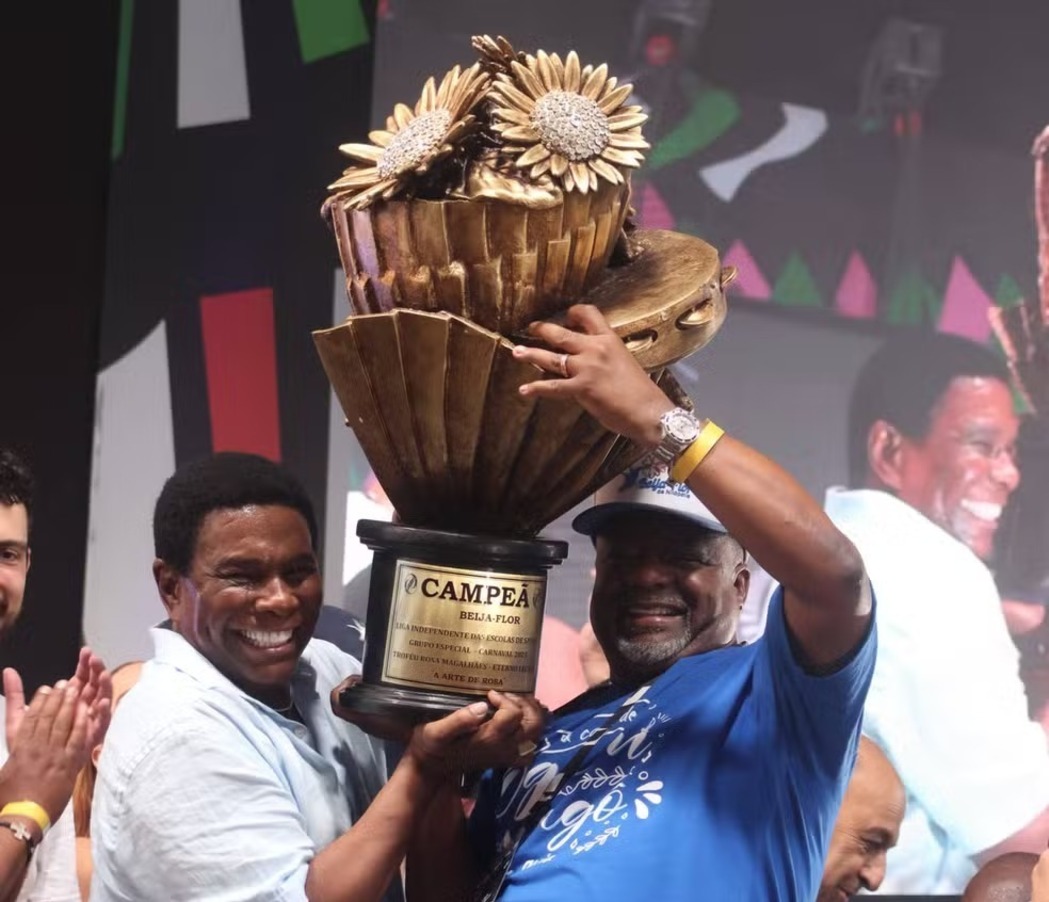 Neguinho da Beija-Flor com troféu — Foto: LUIZ GOMES/FOTOARENA/ESTADÃO CONTEÚDO