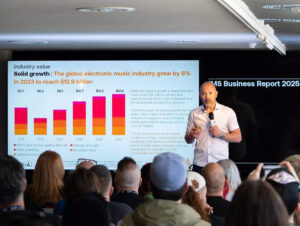 Mark Mulligan, da MIDiA, apresenta estudo sobre mercado de música eletrônica na IMS Ibiza (Crédito Juan Sabatino IMS)