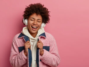 Ouvindo música (Crédito Way Home Studio)