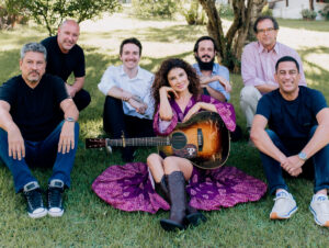 Da esquerda para a direita, Marcelo Maia, Rafael Bestetti (Chief Product and Operation Officer Opus Entretenimento), Lucas Zaffari (CEO da Opus Entretenimento), Paula Fernandes, Igor Alarcon (Gerente Artístico Nacional Opus Entretenimento), Sérgio Peixoto (diretor da Opus Live - segmento Tours, Talents & Festivals) e Marco Serralheiro (Crédito: Walef Marques)