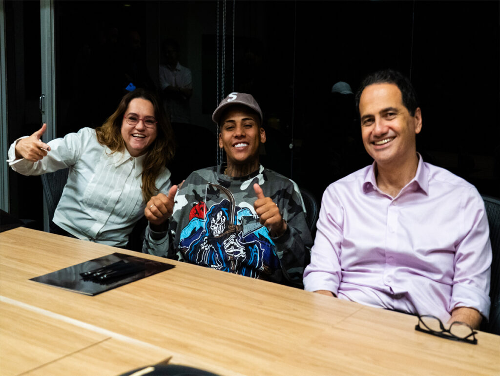 Cristiane Simões, Label Head da Sony Music Entertainment Brasil, MC Luuky e Fernando Cabral, CEO do grupo Sony Music Entertainment Brasil (Crédito: Gabriel Vaz)