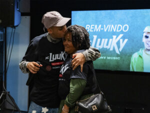 MC Luuky ao lado da mãe (Crédito: Gabriel Vaz)