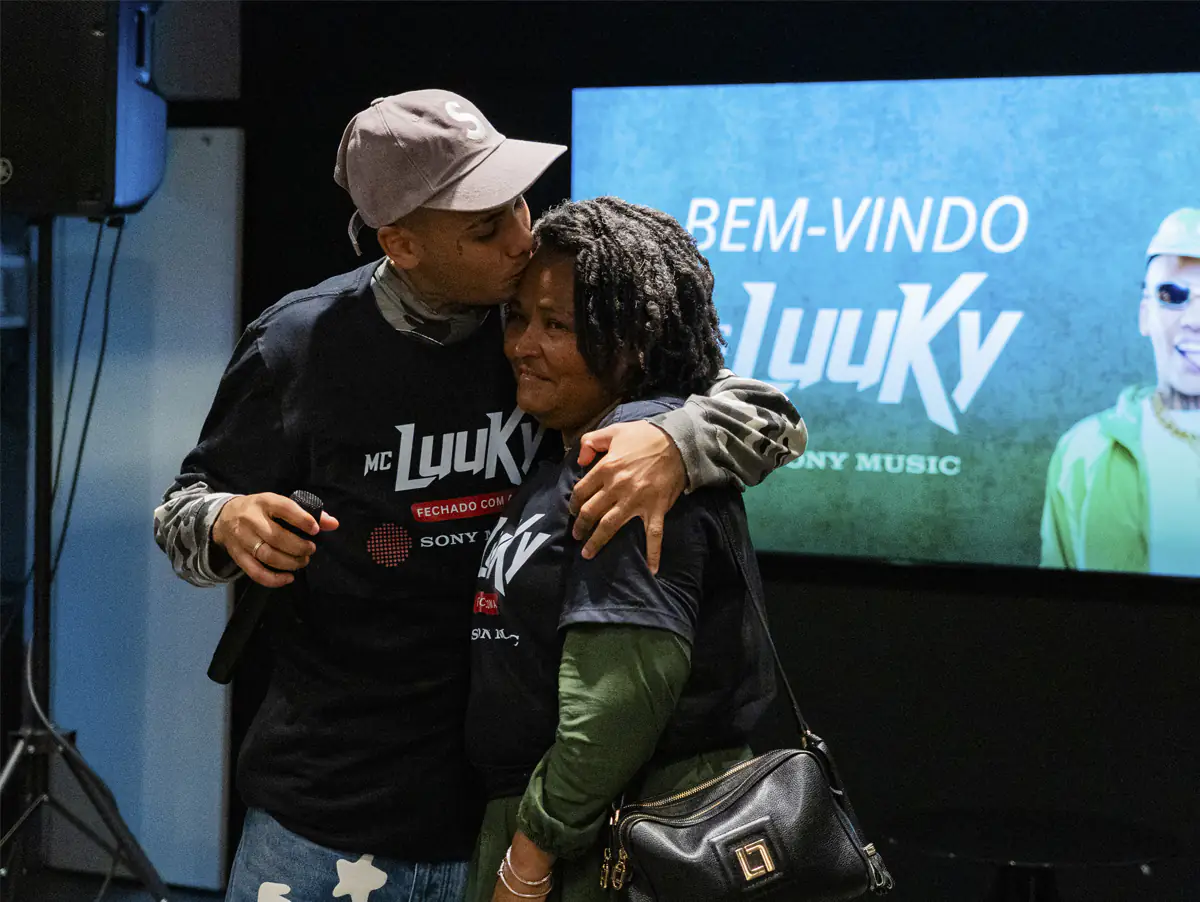 MC Luuky ao lado da mãe (Crédito: Gabriel Vaz)