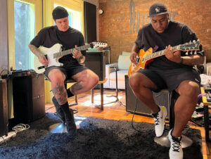 Banda Pense no estúdio da Algohits