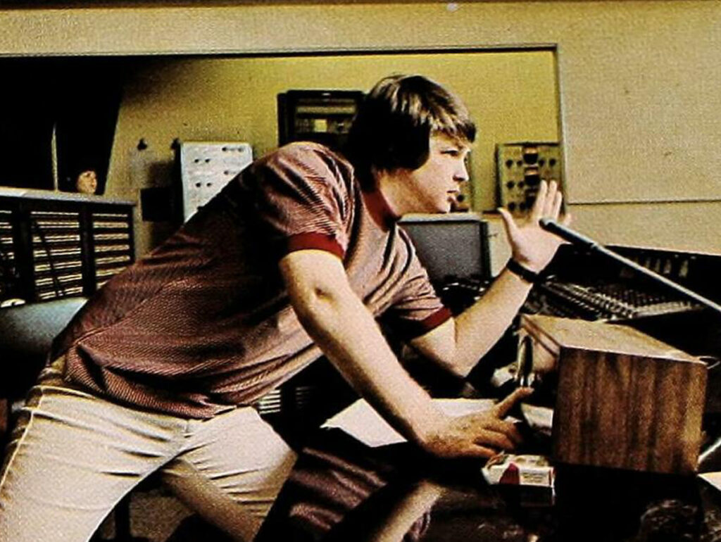 Brian Wilson em estúdio (Crédito: Cashbox/Domínio Público)