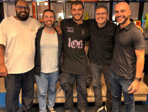 Equipe da Tha House, com Felipe Poeta no centro, e da Universal Music (Crédito: Divulgação)