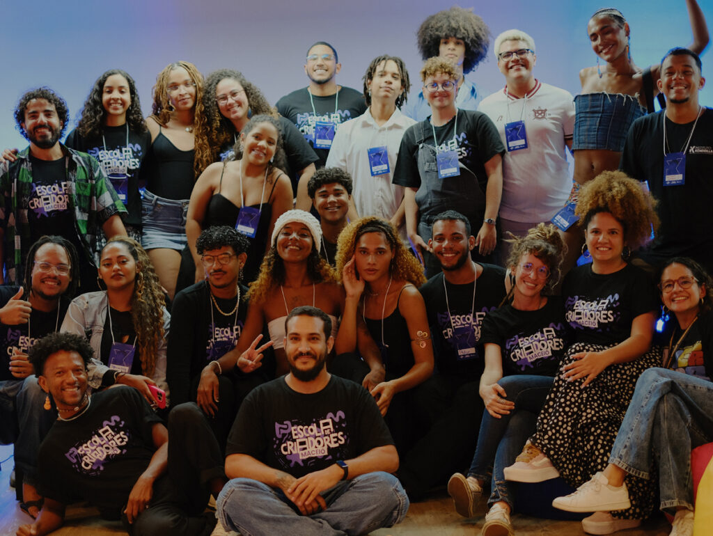 Equipe e alunos de aula inaugural na Escola de Criadores do Instituto Kondzilla (Crédito: Divulgação)