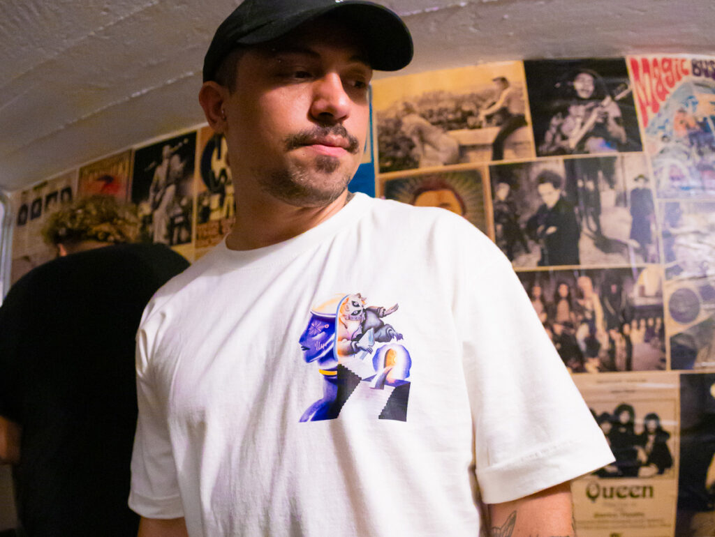 Judá Ramos, da Pense, usando uma camiseta da banda desenvolvida pela Algohits - Crédito @pirukaphotos
