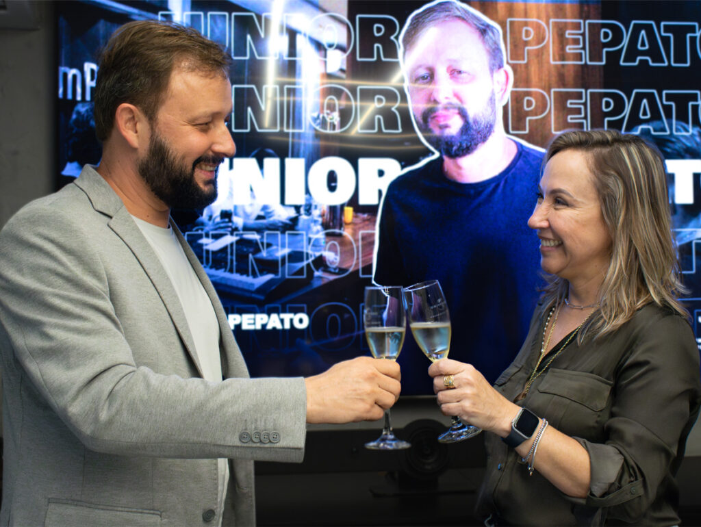 Junior Pepato e Adriana Ramos celebram a parceria do autor com a Universal Music Publishing Group