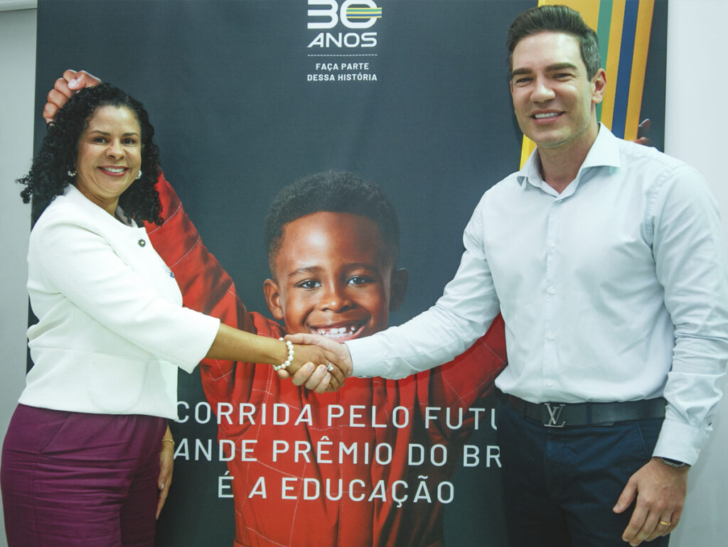 Maéve Melo (secretária de educação de Juazeiro-BA) e Ewerton Fulini (vice-presidente do Instituto Ayrton Senna) (Crédito: Ana Vitória Nascimento) Instituto Ivete Sangalo