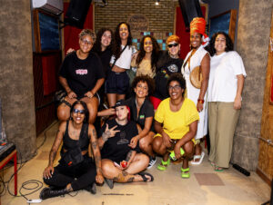 Mulheres profissionais do mercado da música após a gravação do videoclipe “É o Pagode Por Elas” Foto Lane Silva