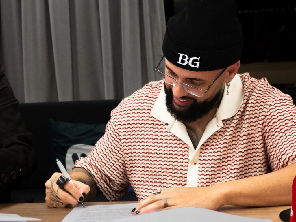 O cantor e compositor BG, considerado uma das revelações do pagode contemporâneo, assinou contrato com a Warner Music Brasil