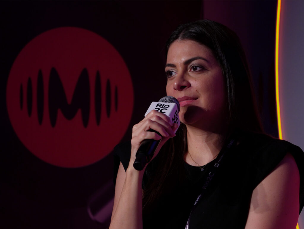 Talita Zioli no palco do Mundo da Música no Rio2C (Crédito: Igor Ventura)