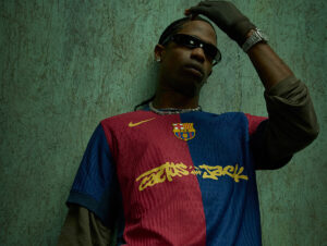 Travis Scott com camisa do Barcelona em ação do Spotify