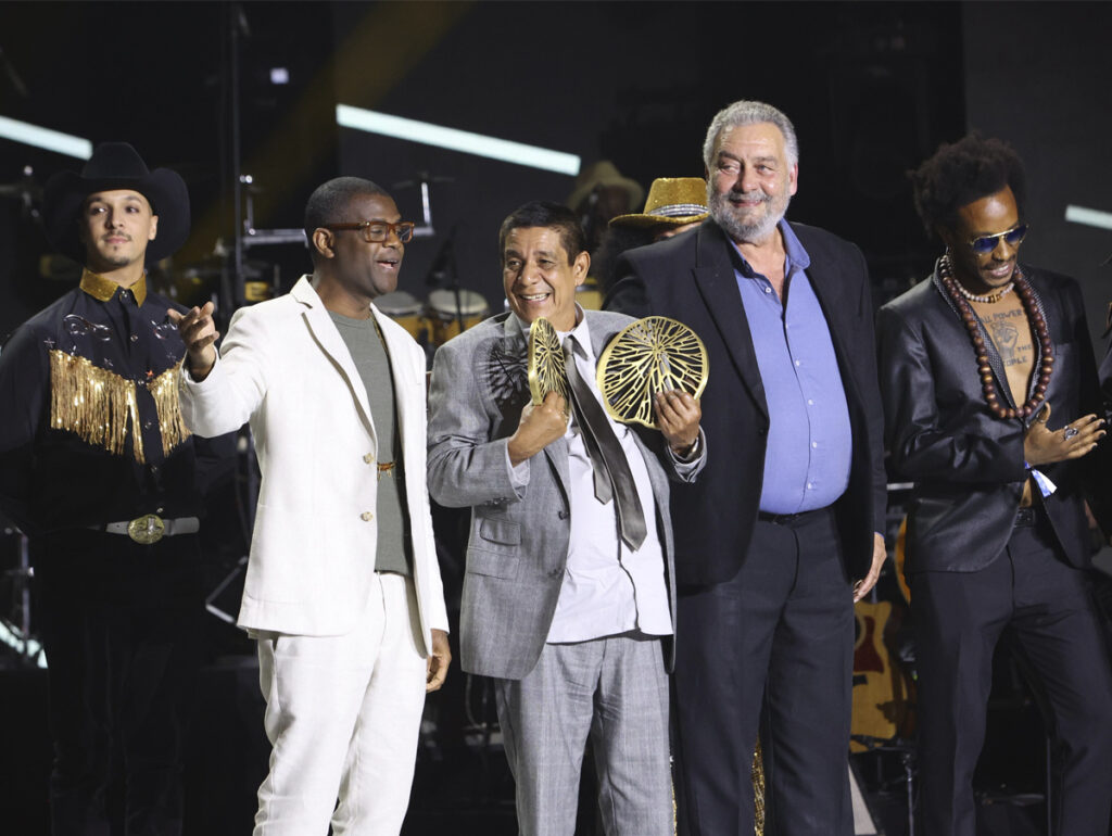 Zeca Pagodinho (ao lado de Pretinho da Serrinha) venceu os troféus de Artista e Lançamento na categoria Samba no Prêmio BTG Pactual da Música Brasileira Crédito RT Fotografia