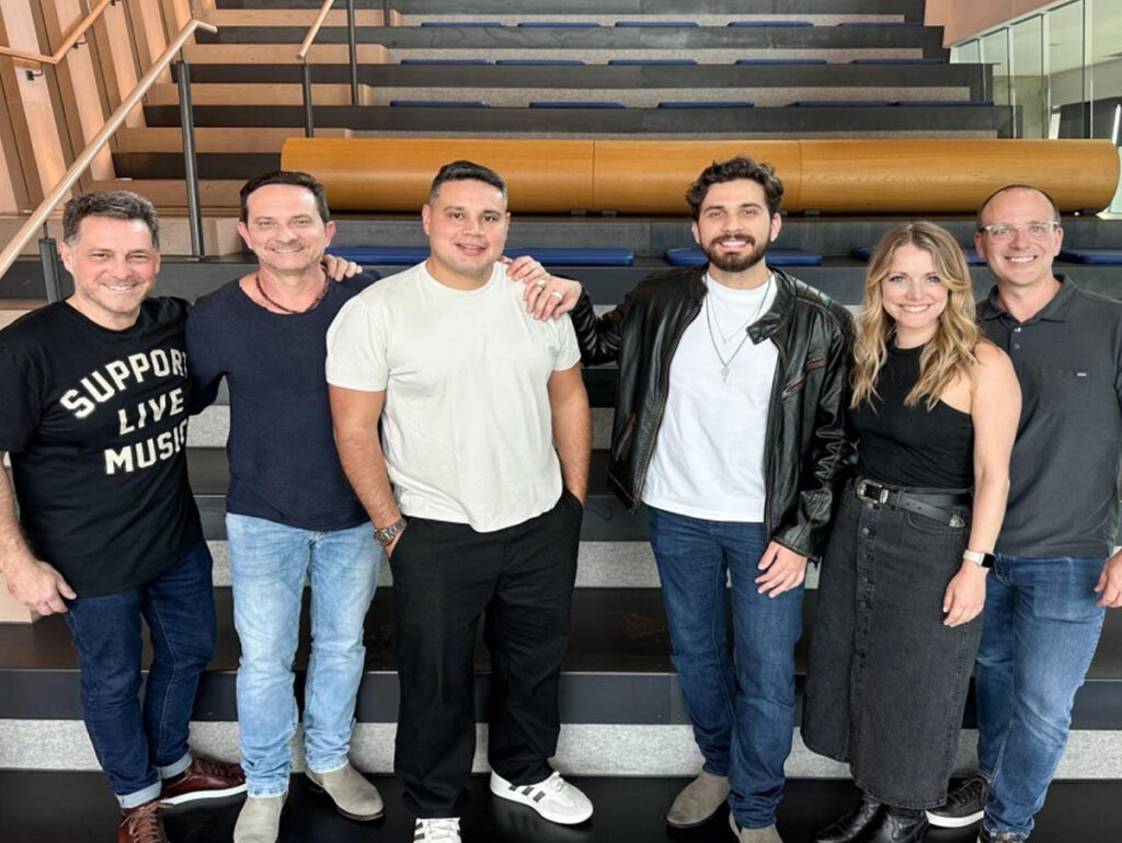 Gustavo Mioto assina com a WME