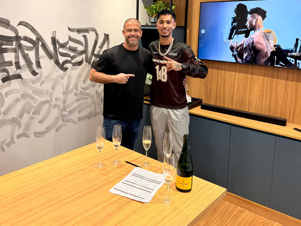 Jaime Costa (General Manager da Believe - Brasil e Portugal) e Ghard na assinatura de contrato - Crédito Divulgação Believe