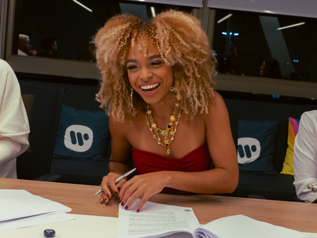 A cantora, compositora e violinista, STER, criadora do Funk Erudito, assinando com a gravadora Warner Music Brasil