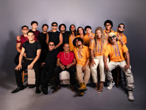 À direita, a Batucada Misteriosa; à esquerda, o Toró Açu, coletivos que fortalecem o carimbó no Festival Psica - Créditos Duda Santana