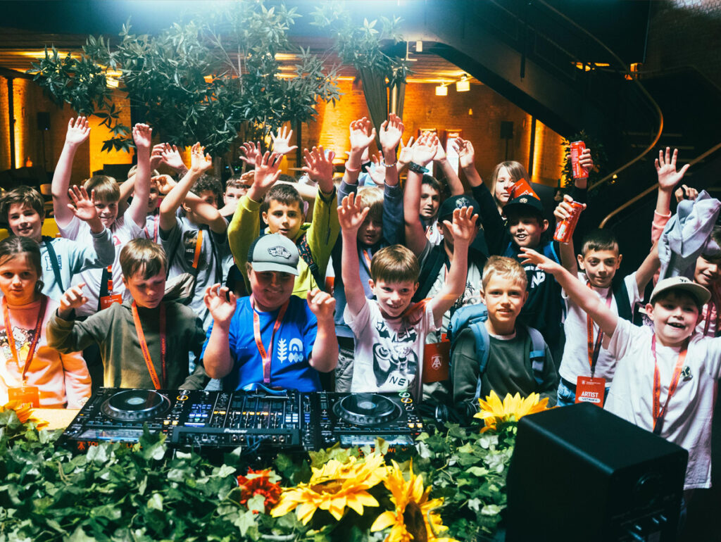 Alunos iniciantes da Tomorrowland Academy após a conclusão de um dos cursos