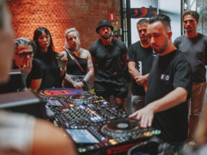DJs aprendendo novas técnicas na Tomorrowland Academy