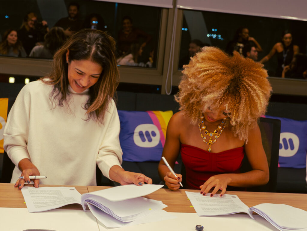 Leila Oliveira, presidente da Warner Music Brasil, e a cantora e compositora STER