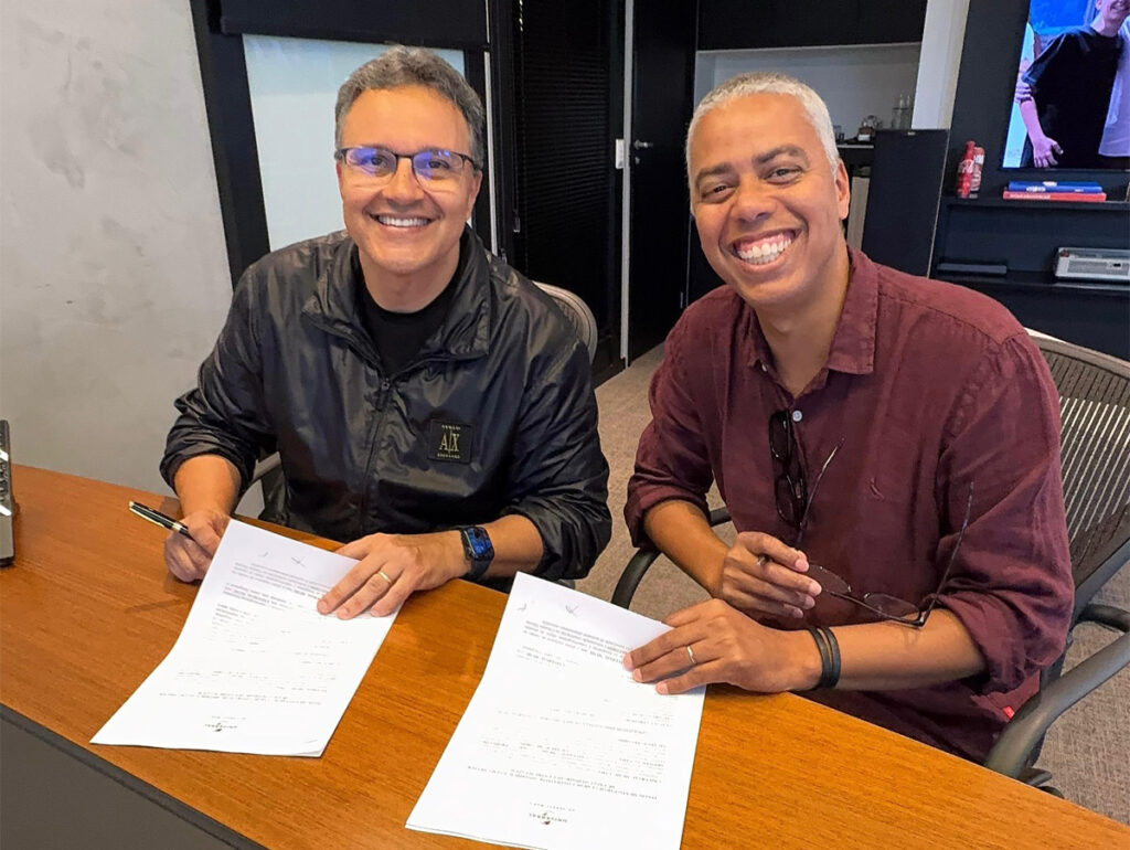 Paulo Lima, Presidente da Universal Music Brasil e o produtor fonográfico e diretor musical Max Viana, firmam parceria para o lançamento do selo musical Vilarejo