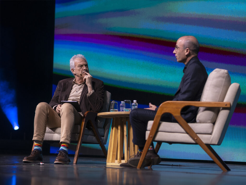 Pedro Bial e Yuval Noah Harari no lançamento da SP2B
