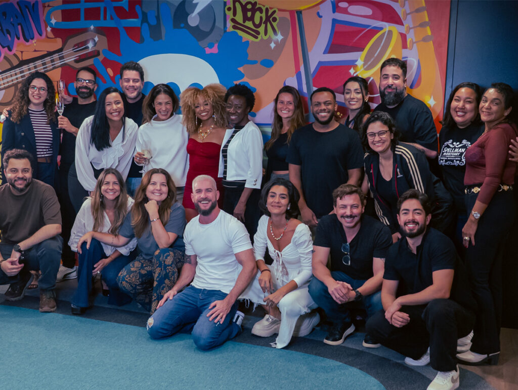 Time da Warner e STER reunidos para a assinatura do contrato da artista com a gravadora